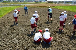 ２０日 ５年生田起こし体験 作業の大変さを実感 魚沼市立宇賀地小学校