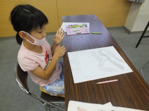 ２８日 １年生ふたば絵画展に向けて取り組む 魚沼市立宇賀地小学校